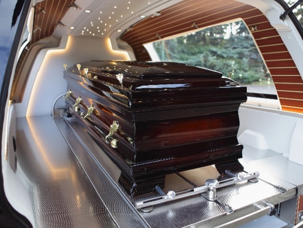 Koporsós temetés temetési autóval
